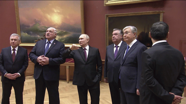 Президент России вместе с лидерами стран СНГ посетил Русский музей